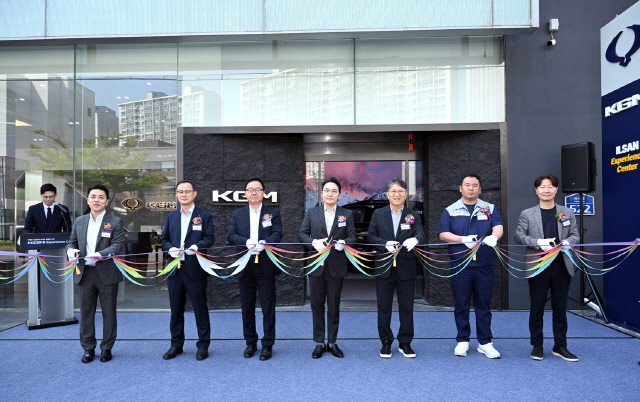 13일 열린 'KGM 익스피리언스 센터 일산(KEC)' 개관식에서 임직원들이 오픈 기념 테이프 커팅식을 진행하고 있다. 사진은 박경준(왼쪽부터) 국내사업본부장, 김광호 서비스사업본부장, 박장호 대표이사, 곽정현 사장, 곽재선 회장, 선목래 노동조합 위원장, 이강 디자인센터장. KGM 제공